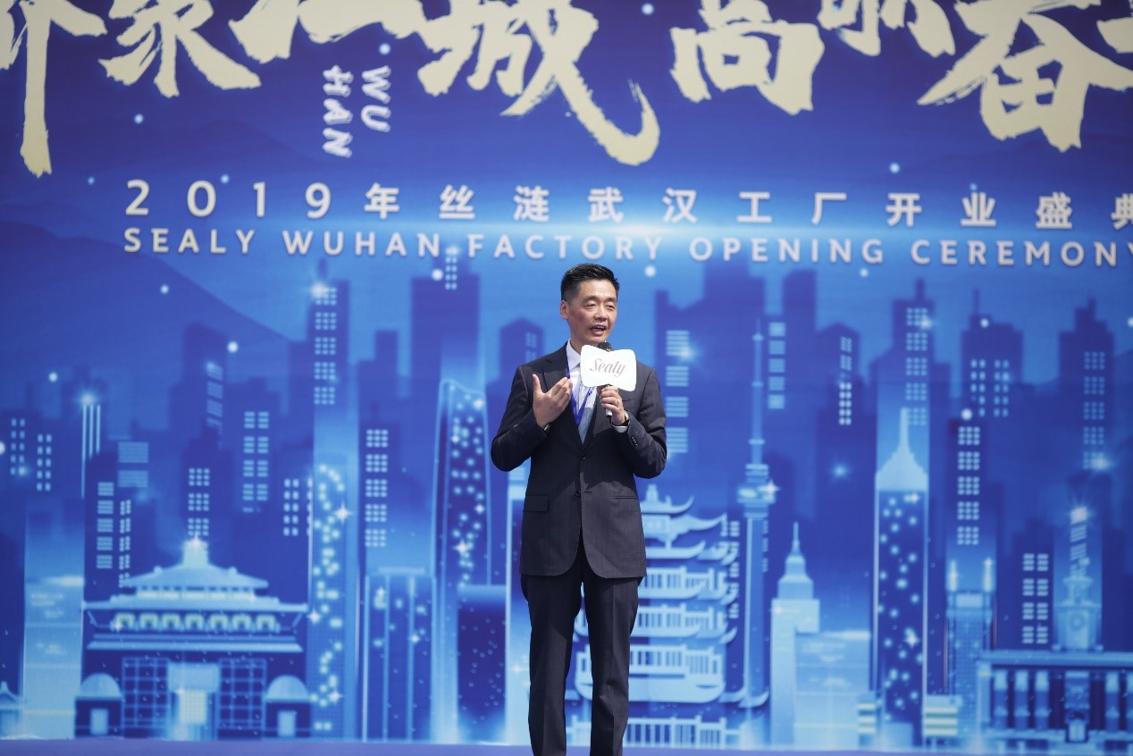 圖4：絲漣中國(guó)區(qū)總經(jīng)理費(fèi)鳴杰先生致辭