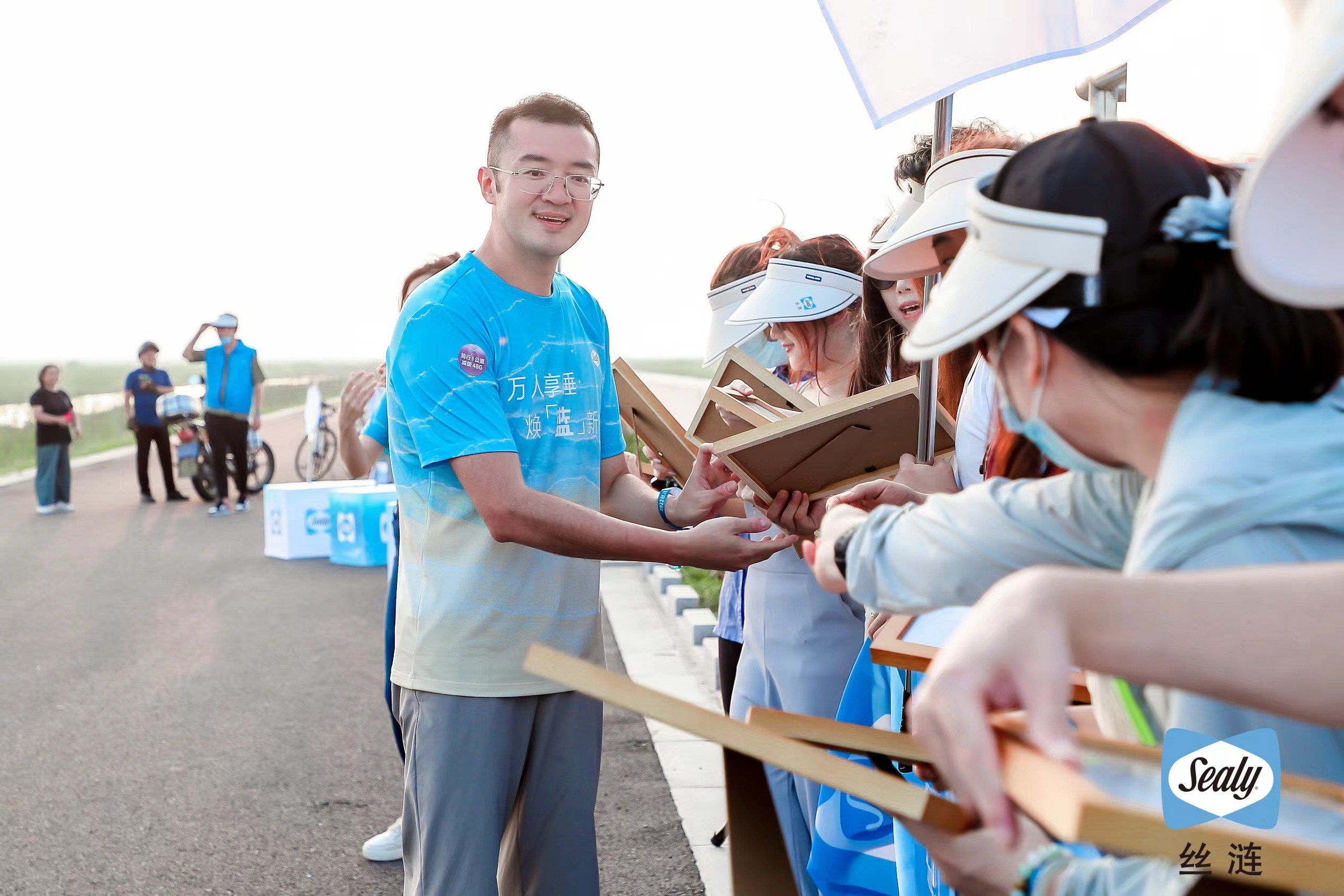 絲漣為“海洋衛士“頒發公益證書