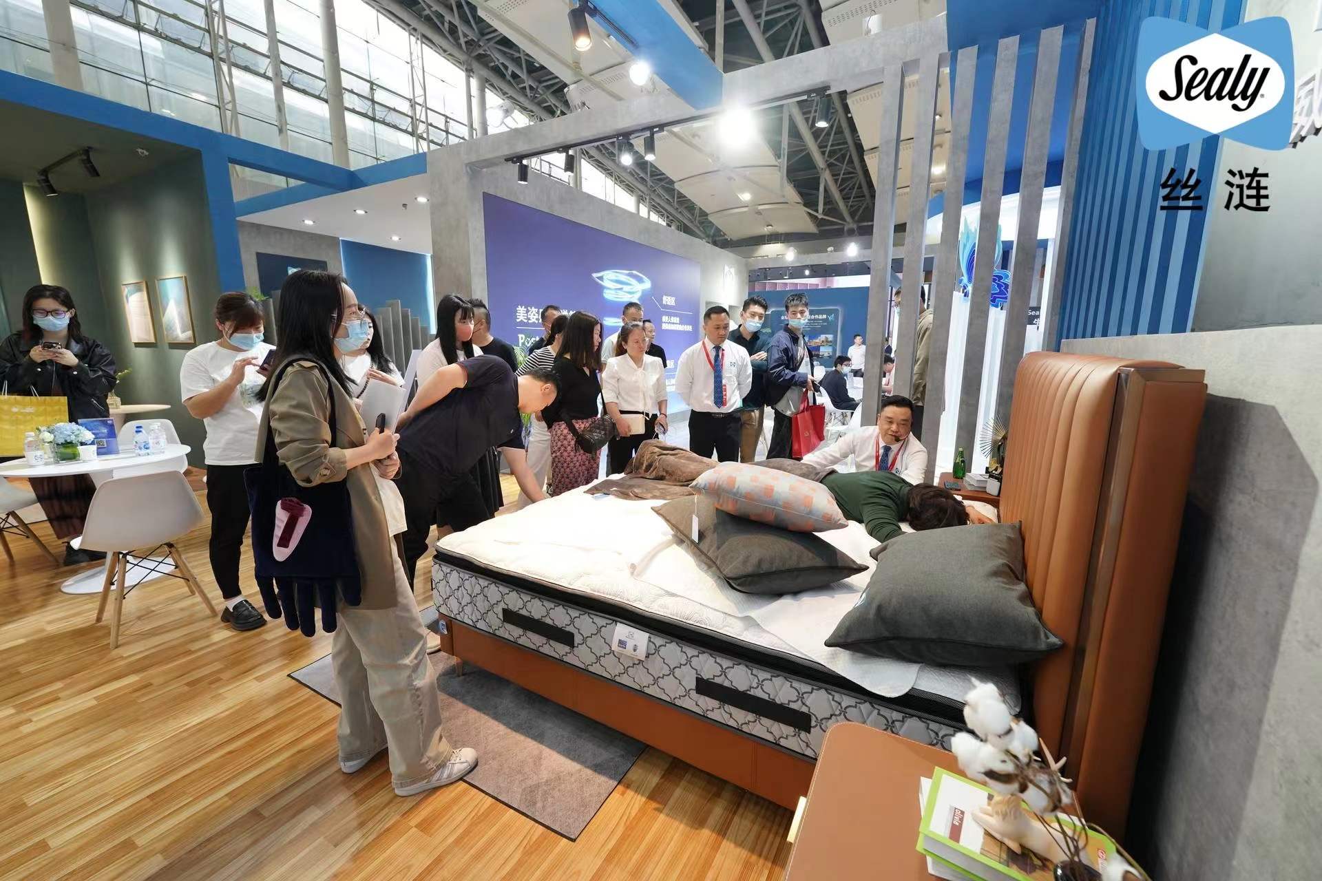 絲漣品牌展位現場絡繹不絕的來訪者