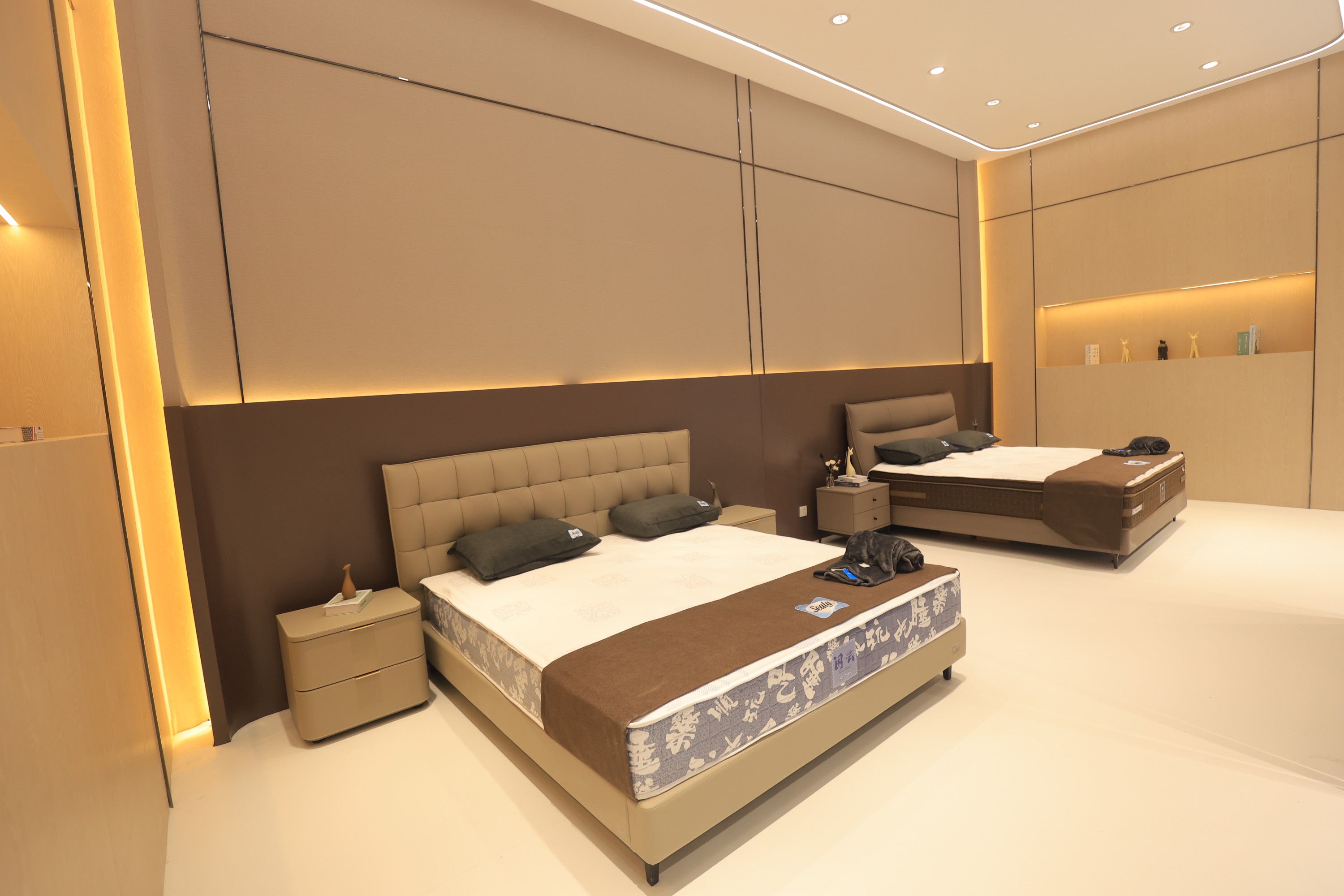 7. 從左至右，絲漣全新藝術家聯名款床墊——閑云，絲漣嘉選系列產品——嘉佑