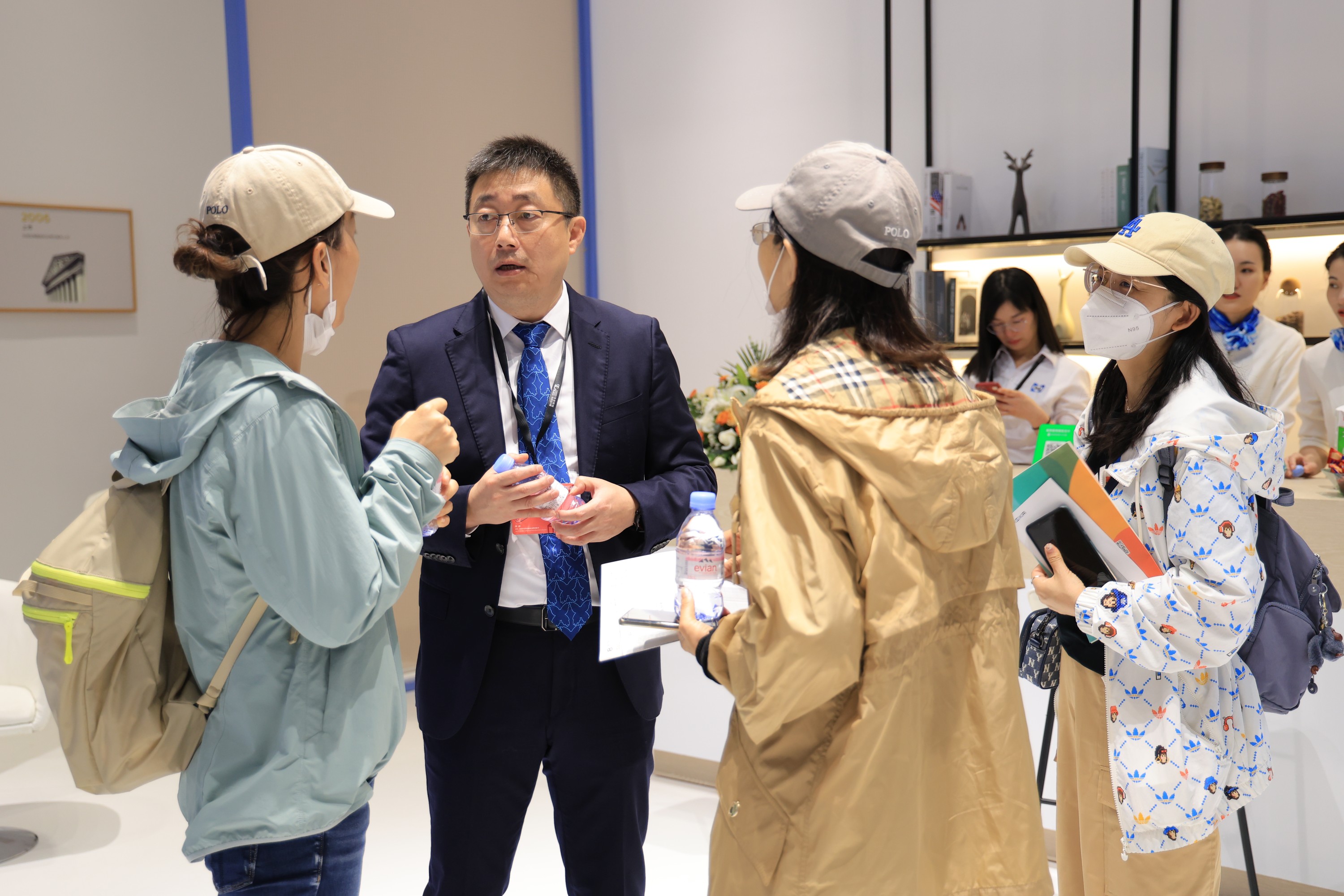 8. 眾多行業人士與消費者前往絲漣品牌展館